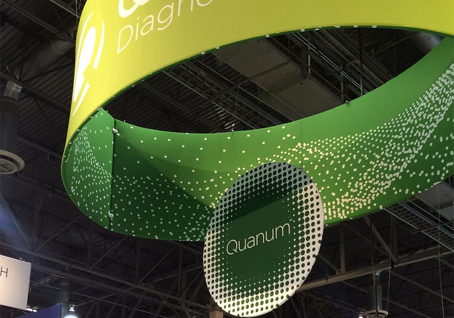 Quanum數據科技的logo用于展會.jpg
