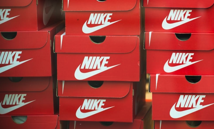 Nike的Logo設計是一個經典的“Swoosh”圖形，簡潔而富有力量感.png